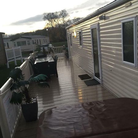 3 Bedroom 8 Berth Standard Basic Caravans With Hot Tub,Mountain Bikes タターズホール エクステリア 写真