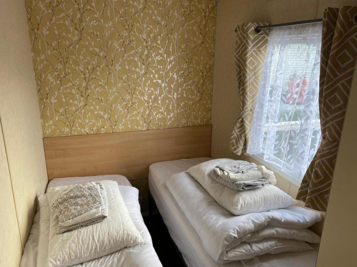 3 Bedroom 8 Berth Standard Basic Caravans With Hot Tub,Mountain Bikes タターズホール エクステリア 写真
