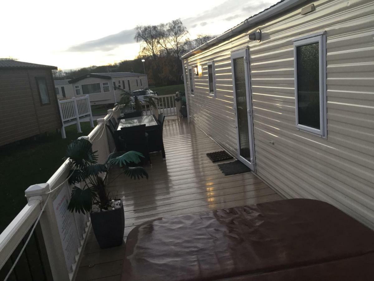 3 Bedroom 8 Berth Standard Basic Caravans With Hot Tub,Mountain Bikes タターズホール エクステリア 写真